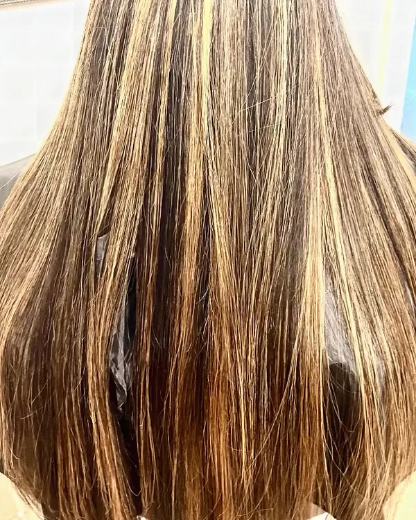 Mechas color miel en pelo largo