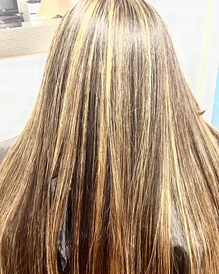Resultado final: mechas color miel sobre pelo oscuro